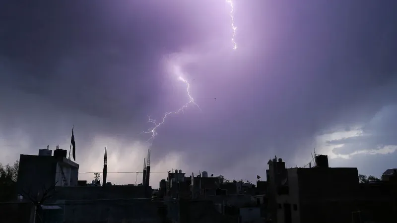 Weather: 8 राज्यों में आंधी-तूफान के साथ बारिश, IMD ने जारी किया अलर्ट, आपके यहां कैसा रहेगा मौसम?