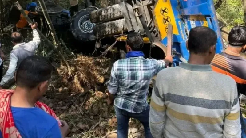 हिमाचल प्रदेश के कांगड़ा में बड़ा हादसा, खाई में गिरी श्रद्धालुओं से भरी ट्रैक्टर-ट्रॉली; 3 लोगों की मौत