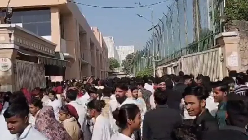 नोएडा के बाद फरीदाबाद में भी सड़कों पर उतरे हजारों कर्मचारी, कंपनियों में कामकाज ठप; रखी ये मांगे