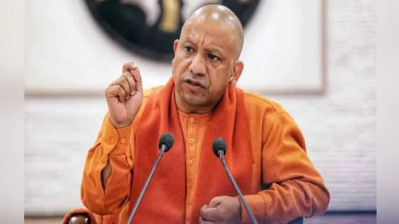 नोएडा में मजदूरों के हिंसक प्रदर्शन को लेकर CM योगी सख्त, विवाद सुलझाने को बनी हाई लेवल कमेटी