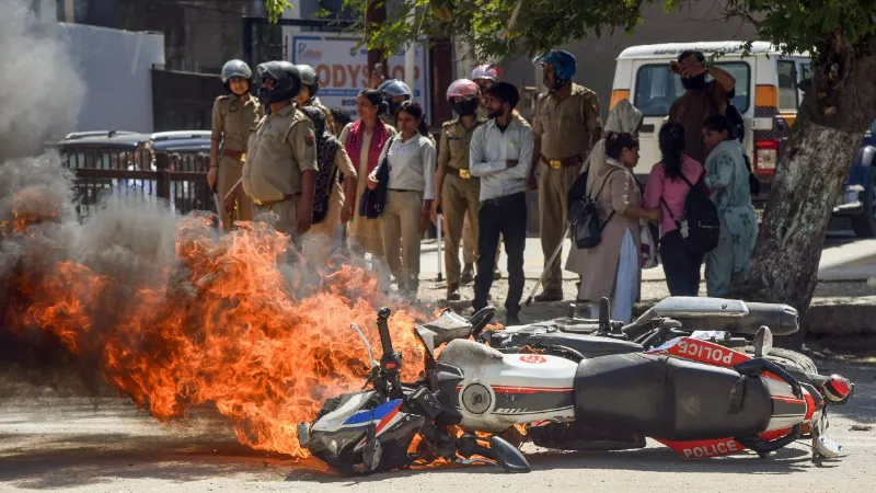 नोएडा में फिर शुरू हुआ हंगामा, फैक्‍ट्री मजदूरों ने पुलिस पर किया पथराव, बसें और गाड़ियां तोड़ीं