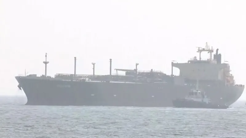 भारत के लिए राहत भरी खबर, होर्मुज पार कर सुरक्षित आगे बढ़ा LPG टैंकर MV Sunshine; नौसेना ने संभाली सुरक्षा