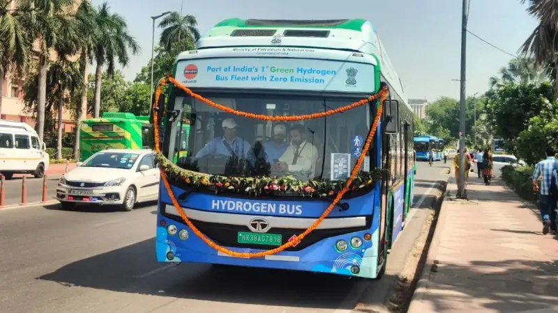 पेट्रोल, डीजल नहीं... दिल्ली की सड़कों पर दौड़ने लगीं पानी से चलने वाली बस, जानें रूट और किराया