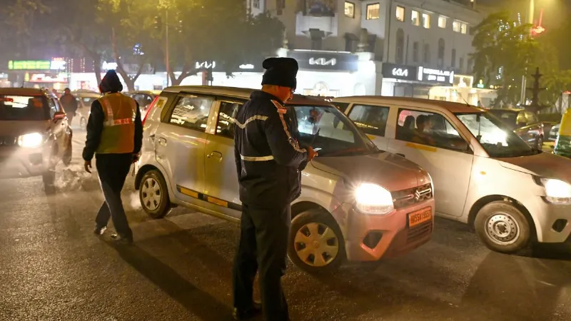 1 अक्टूबर से Delhi-NCR में बदल जाएंगे नियम, इन गाड़ियों को पेट्रोल-डीजल देने पर रोक; जानें पूरा मामला