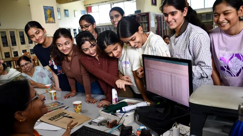 CBSE का बड़ा फैसला, 12वीं परीक्षा की आंसरशीट देखने की फीस हुई सस्ती; अब सिर्फ इतने रुपये में मिलेगा एक्सेस