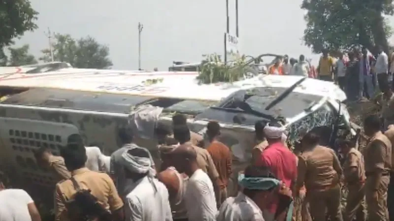 उत्तर प्रदेश के सीतापुर में भीषण सड़क हादसा, अनियंत्रित बस गड्डे में गिरी; एक बाइक सवार की मौत