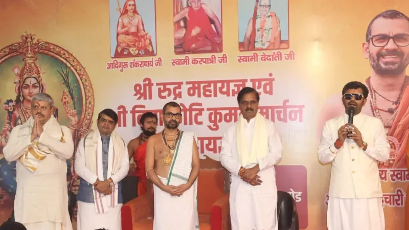 उज्जैन में स्वामी अभिषेक ब्रह्मचारी ने लगाया सनातनियों का महाकुंभ, पहुंचे हजारों श्रद्धालु