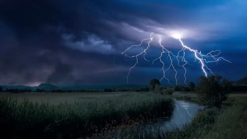 Weather: अगले 24 घंटे में 16 राज्यों में भारी बारिश और आंधी का अलर्ट, भीषण गर्मी से मिलेगी राहत!