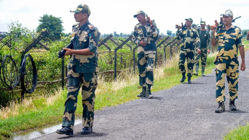 देश सुरक्षित रहेगा तो हम भी... बांग्लादेश सीमा पर हिंदू दान कर रहे अपनी जमीन, फेंसिंग का काम हुआ तेज