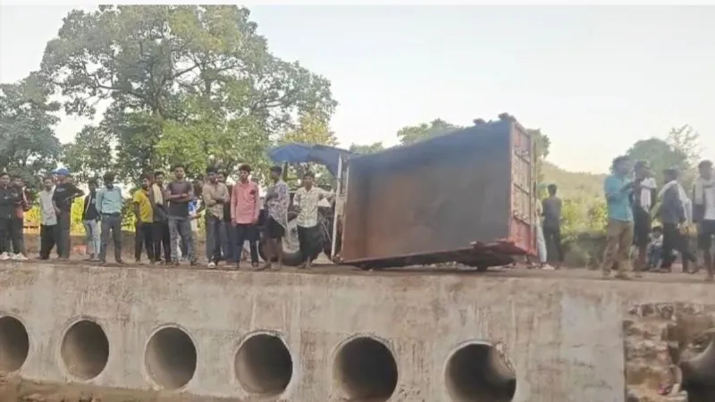Tragic accident in Anuppur Madhya Pradesh Tractor-trolley falls from culvert 6 people killed