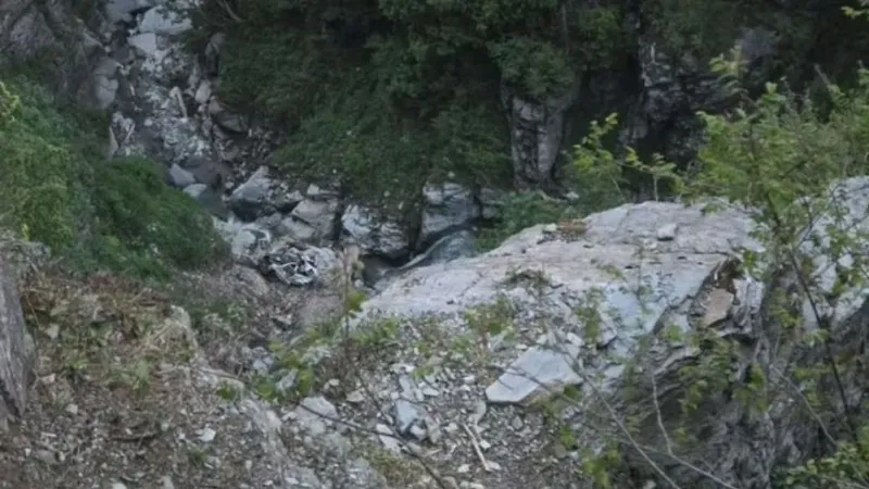 हिमाचल के चंबा में दिल दहला देने वाला हादसा, 500 मीटर गहरी खाई में समाई कार, 8 लोगों की मौत