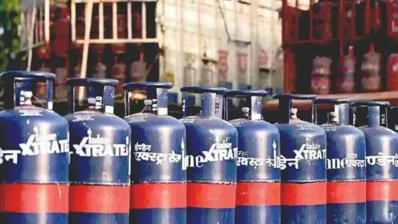 Cylinder Price Hike: फिर महंगा हुआ कमर्शियल LPG सिलेंडर, कितने बढ़ गए दाम? जानें नया रेट