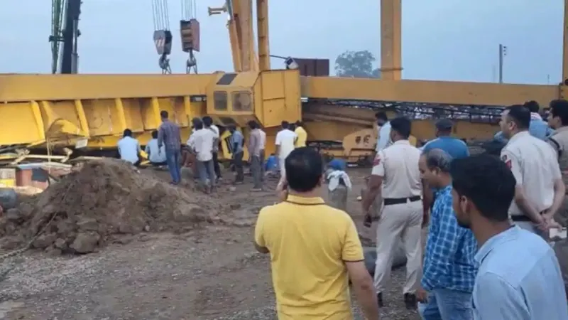फरीदाबाद में बड़ा हादसा, फ्लाईओवर निर्माण स्थल पर पलटी क्रेन, एक मजदूर की मौत; कई घायल