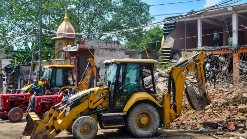 मालवीय नगर अग्निकांड के बाद दिल्ली में MCD की बड़ी कार्रवाई, 94 इमारतों पर चला बुलडोजर, 114 को किया सील