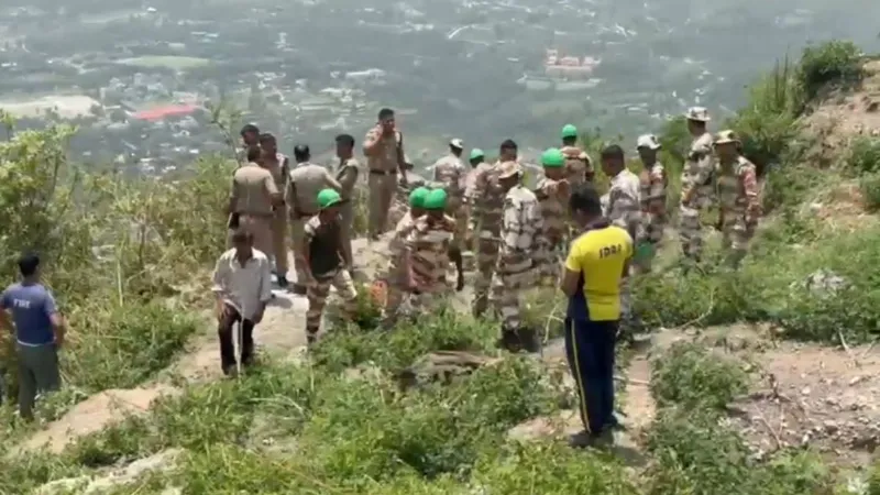 उत्तराखंड के मसूरी में भीषण हादसा, 500 मीटर गहरी खाई में जा गिरी कार, 4 लोगों की मौत