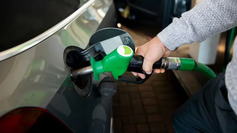 Petrol Diesel Price: कच्चे तेल की कीमतों में भारी गिरावट, जानें आपके शहर में पेट्रोल-डीजल के ताजा रेट