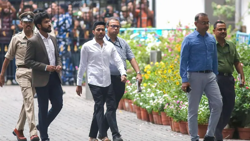 TMC नेता अभिषेक बनर्जी के घर पहुंची बंगाल पुलिस, मदन मित्रा के ठिकानों पर भी छापेमारी, क्या है मामला?