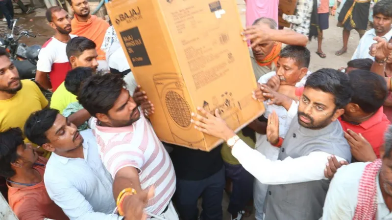 वाराणसी: भीषण गर्मी के बीच युवा चेतना ने जरूरतमंदों को बांटे कूलर, रोहित सिंह ने की PM मोदी की प्रशंसा