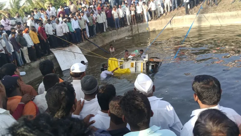 महाराष्ट्र के सोलापुर में बड़ा हादसा, श्रद्धालुओं से भरी पिकअप कुएं में गिरी, 8 लोगों की मौत
