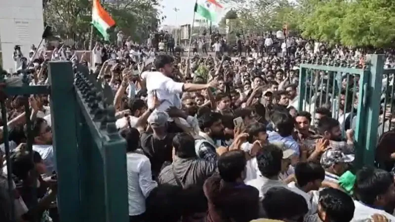 जयपुर में कॉकरोच जनता पार्टी के प्रदर्शन के दौरान हंगामा, अभिजीत दीपके को युवक ने जड़ा थप्पड़; VIDEO