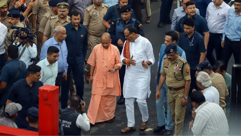 लखनऊ कोचिंग सेंटर अग्निकांड पर बड़ा एक्शन, 4 अधिकारी सस्पेंड, बिल्डिंग मालिक गिरफ्तार