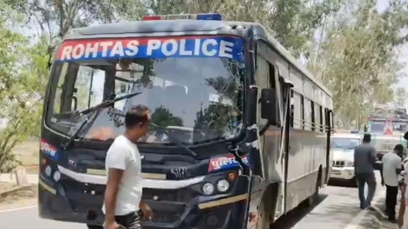 रोहतास में भीषण सड़क हादसा, पुलिस जवानों से भरी बस को ट्रक ने मारी टक्कर, कई पुलिसकर्मी घायल