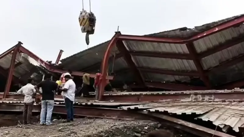 कोलकाता में बड़ा हादसा, ताश के पत्तों की तरह भरभराकर ढहा निर्माणाधीन गोदाम, मलबे में दबे 60 मजदूर
