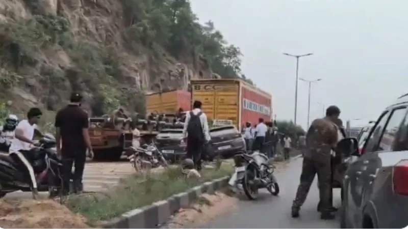 झारखंड में भीषण सड़क हादसा, बेकाबू ट्रेलर ने 12 वाहनों को मारी टक्कर; 20 से अधिक लोग घायल