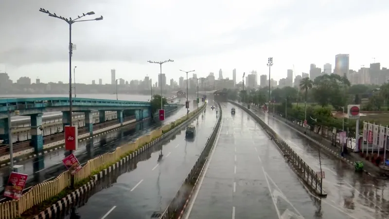मुंबई में मूसलाधार बारिश से जनजीवन अस्त-व्यस्त, कई इलाकों में जलभराव, रेड अलर्ट जारी