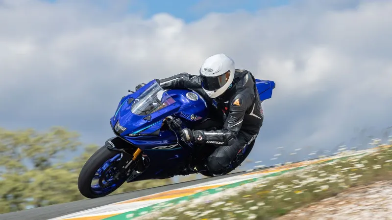दमदार लुक, पावरफुल इंजन, एडवांस फीचर्स... जल्द लॉन्च होगी Yamaha की नई Sports Bike, पढ़ें डिटेल
