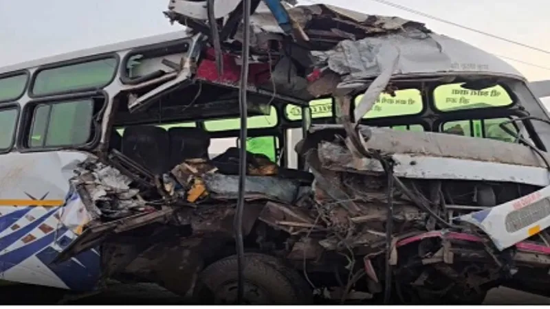 धौलपुर में भीषण सड़क हादसा, बस और ट्रक की टक्कर में 33 यात्री घायल, 8 की हालत गंभीर