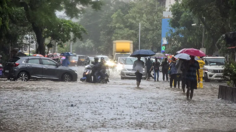 mumbai pune expressway landslide train services disrupted heavy rain Video