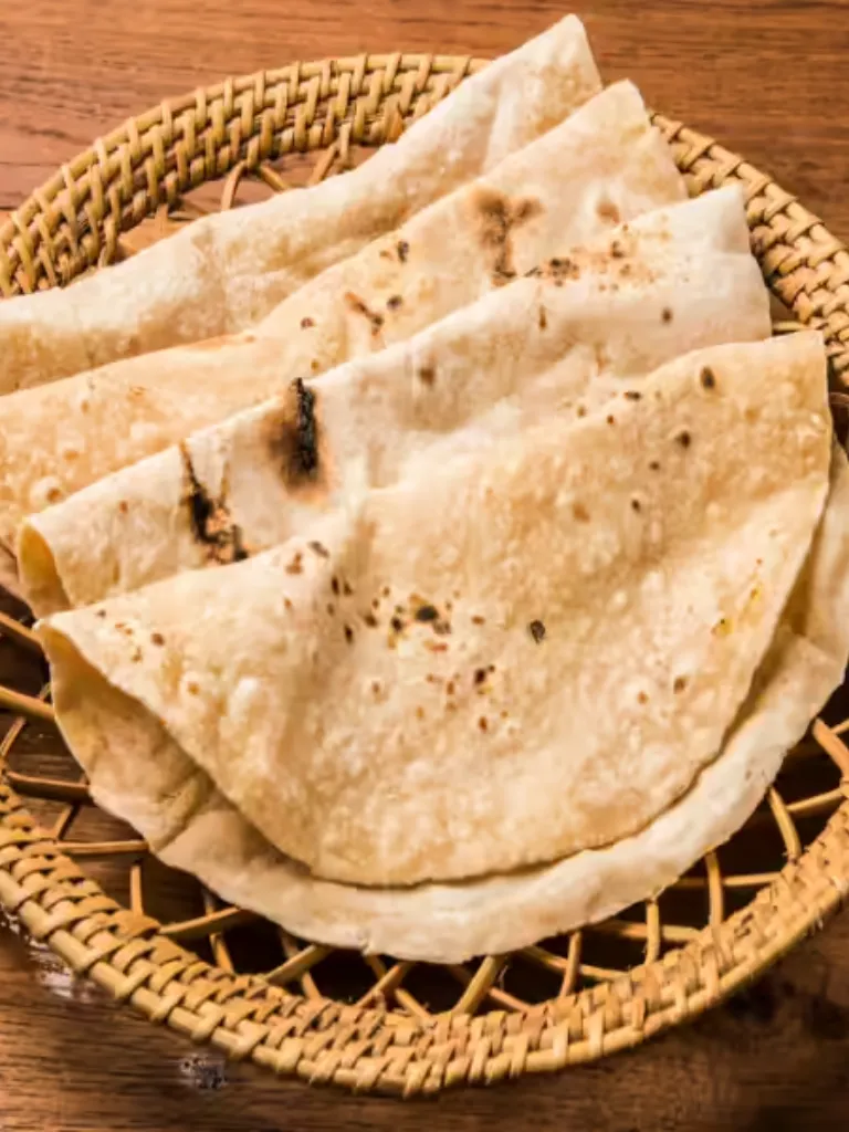हाथ में रोटी देना क्यों माना जाता है अशुभ? जानें वास्तु के खास नियम हाथ में रोटी देना क्यों माना जाता है अशुभ? जानें वास्तु के खास नियम