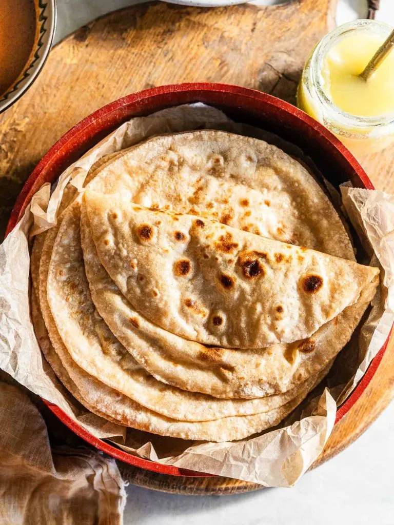 हाथ में रोटी देना क्यों माना जाता है अशुभ? जानें वास्तु के खास नियम