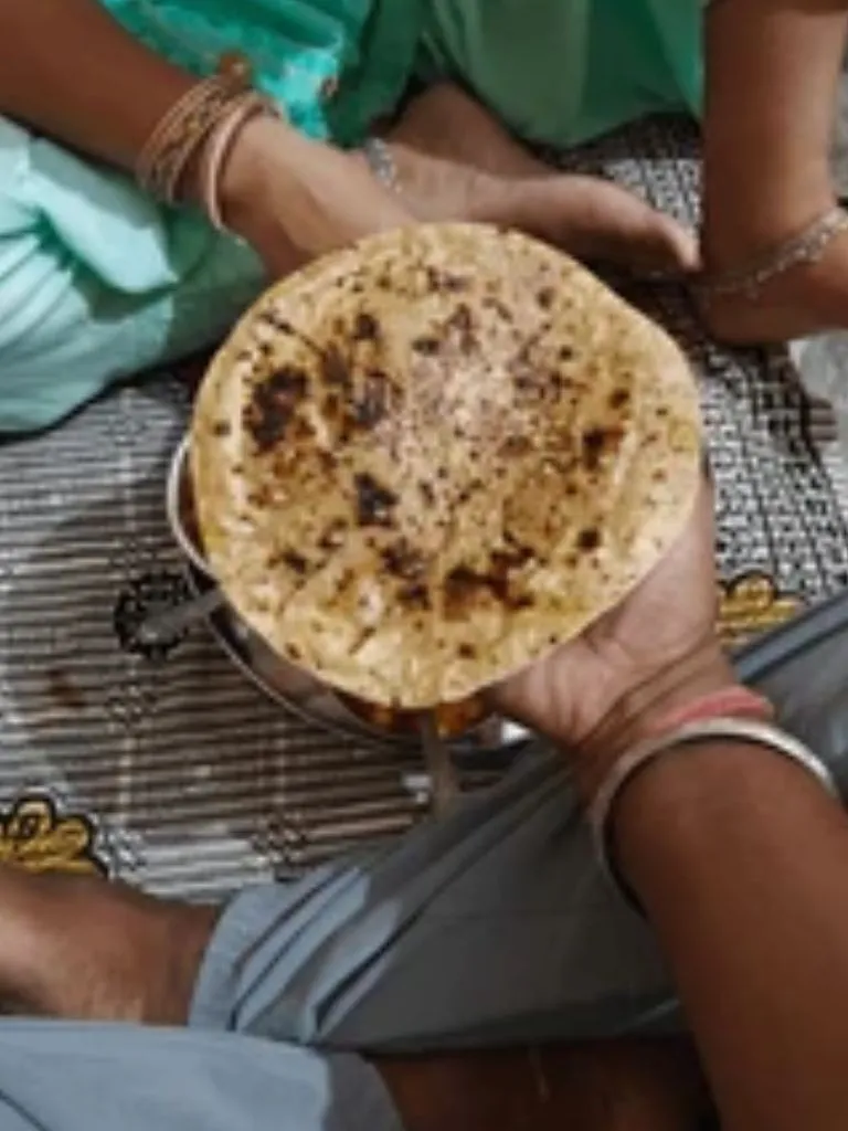 हाथ में रोटी देना क्यों माना जाता है अशुभ? जानें वास्तु के खास नियम हाथ में रोटी देना क्यों माना जाता है अशुभ? जानें वास्तु के खास नियम