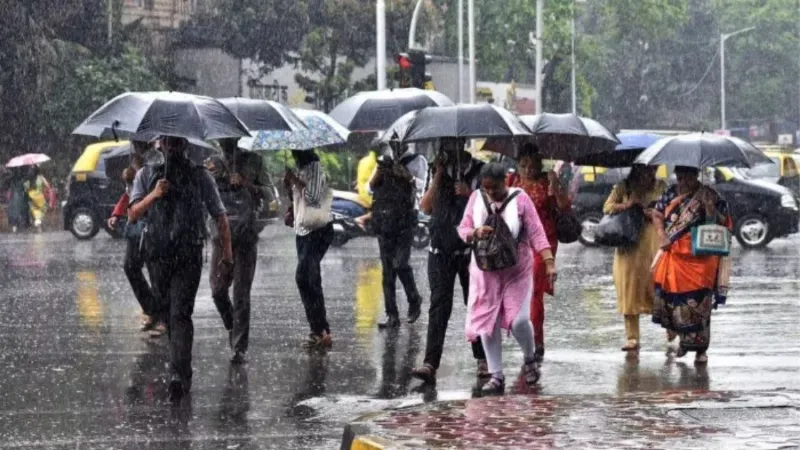 दिल्ली-NCR में मानसून की एंट्री, काले बादलों के साथ शुरू हुई बारिश; IMD ने जारी किया ऑरेंज अलर्ट