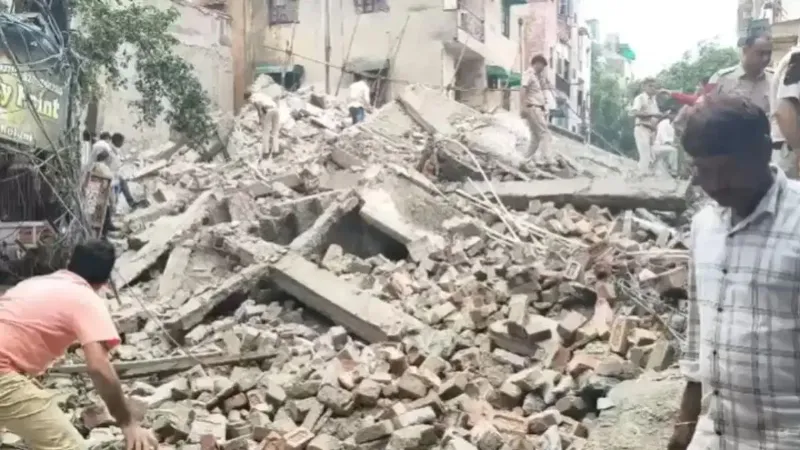 दिल्ली के रोहिणी में बड़ा हादसा, भरभराकर ढही 5 मंजिला इमारत, मलबे में दबे कई मजदूर