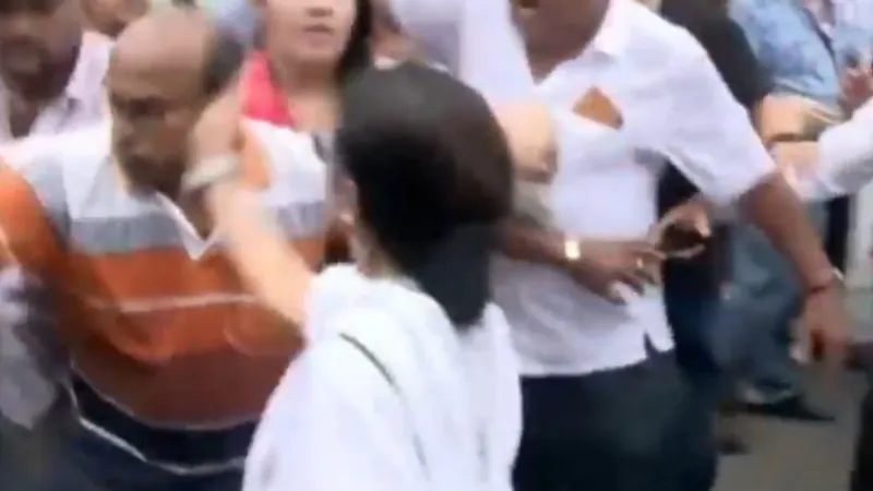 प्रदर्शन के बीच ममता बनर्जी का फूटा गुस्सा, अपने ही कार्यकर्ता को जड़ दिया थप्पड़, देखें वीडियो