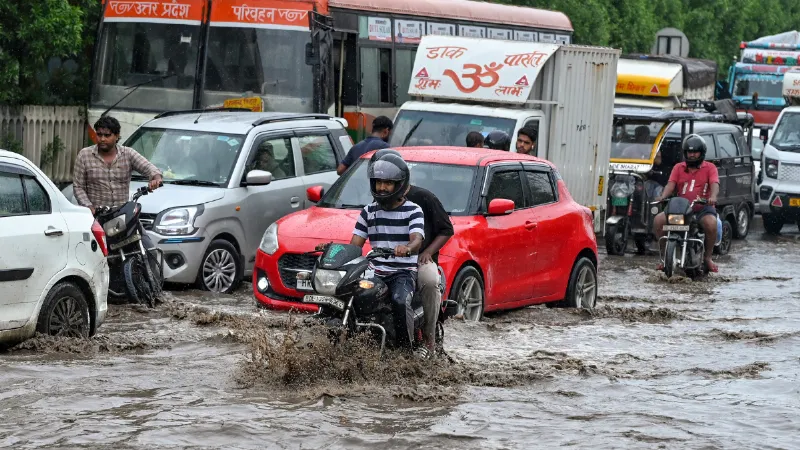 भारी बारिश से जीवन अस्त-व्यस्त, यूपी-उत्तराखंड के कई जिलों में 10 जुलाई को स्कूल बंद
