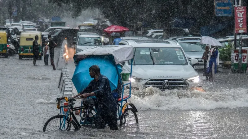 Weather Update: दिल्ली-UP समेत 20 राज्यों में भारी बारिश और आंधी का अलर्ट, वज्रपात का भी खतरा, जानें मौसम का हाल