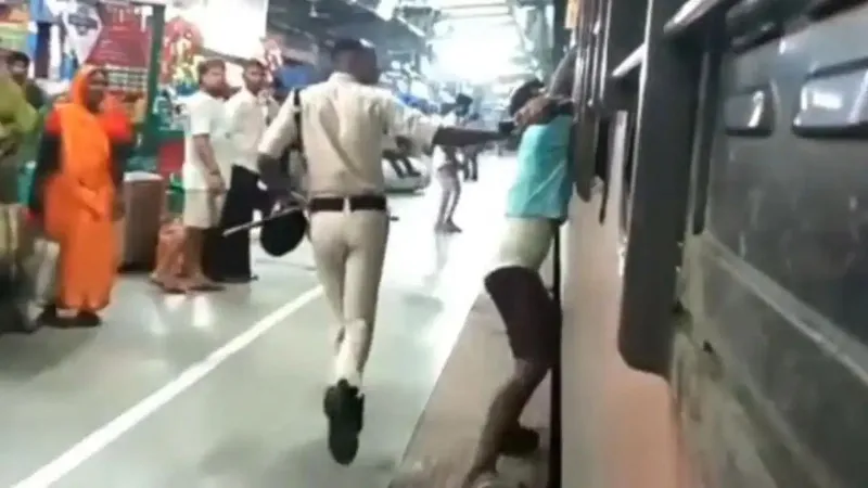 चलती ट्रेन में चोरी पड़ी भारी, खिड़की से लटकते-लटकते 8 KM दूर पहुंच गया चोर, देखें वीडियो