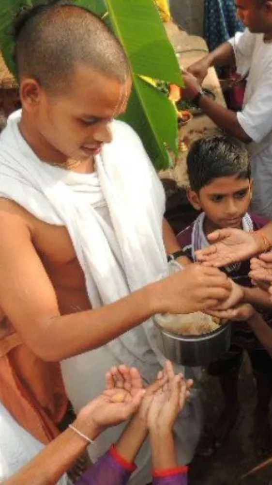 क्या आप भी बांटते हैं पूजा का प्रसाद? जानिए इससे मिलने वाले अद्भुत आध्यात्मिक लाभ