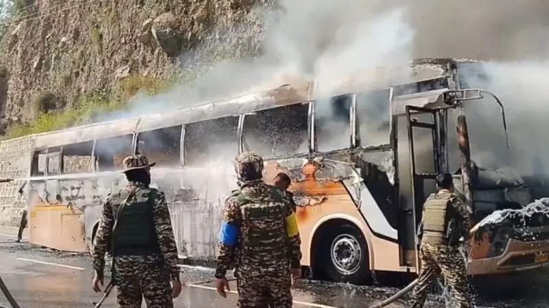 अमरनाथ यात्रियों से भरी बस में लगी भीषण आग, बाल-बाल बची 54 लोगों की जान, ऐसे टला बड़ा हादसा