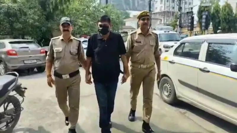 रिटायर्ड IAS का बेटा निकला फर्जी IPS! नकली वर्दी और आईडी से करता था ठगी, देहरादून से गिरफ्तार