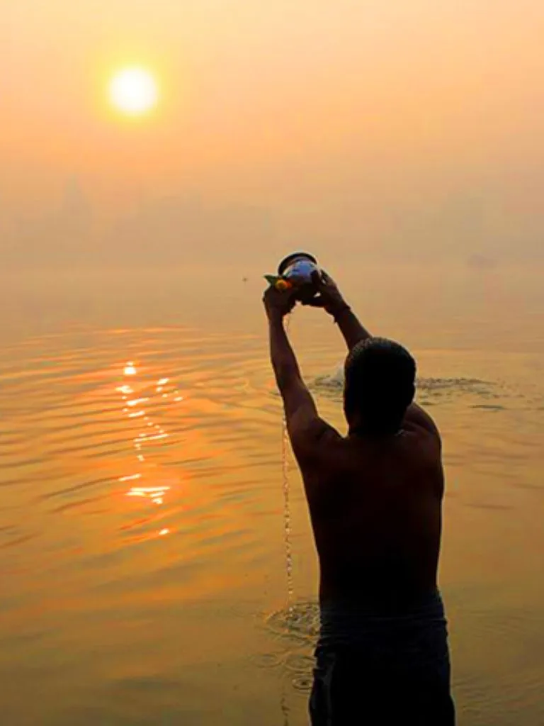 रविवार को सूर्य देव को जल चढ़ाते समय भूलकर भी न करें ये गलतियां, वरना नहीं मिलेगा पूरा फल रविवार को सूर्य देव को जल चढ़ाते समय भूलकर भी न करें ये गलतियां, वरना नहीं मिलेगा पूरा फल