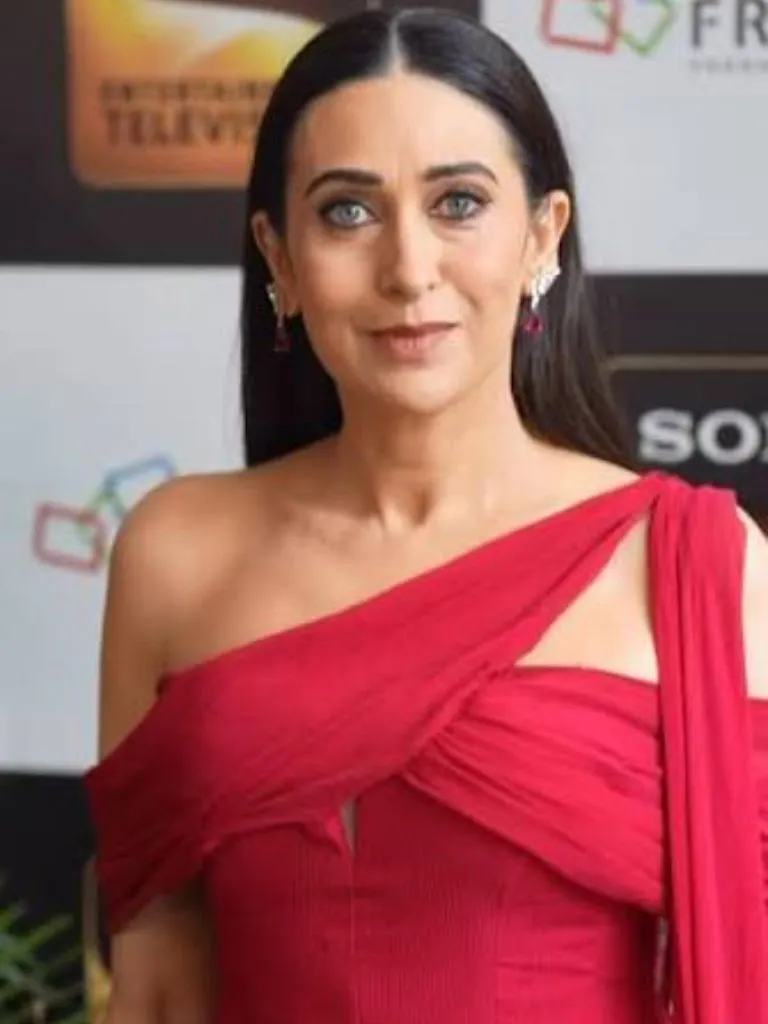 रेड गाउन में करिश्मा कपूर का कातिलाना अंदाज, 52 की उम्र में भी नहीं हटेंगी नजरें रेड गाउन में करिश्मा कपूर का कातिलाना अंदाज, 52 की उम्र में भी नहीं हटेंगी नजरें