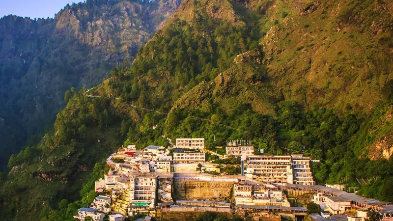 J&K: भारी बारिश और लैंडस्लाइड के बाद वैष्णो देवी यात्रा पर लगा ब्रेक, श्रद्धालुओं के लिए भी अलर्ट जारी