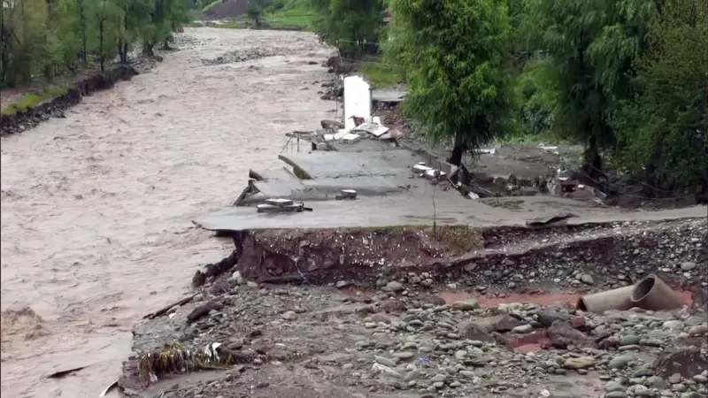 जम्मू-कश्मीर में बारिश बनी आफत, पुंछ में बादल फटने से मची तबाही, अब तक 15 लोगों की मौत
