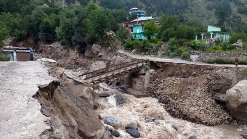 Himachal Cloud Burst: हिमाचल के शाहपुर में बादल फटने से मची तबाही! 6 मकान बहे, राहत-बचाव में जुटी SDRF
