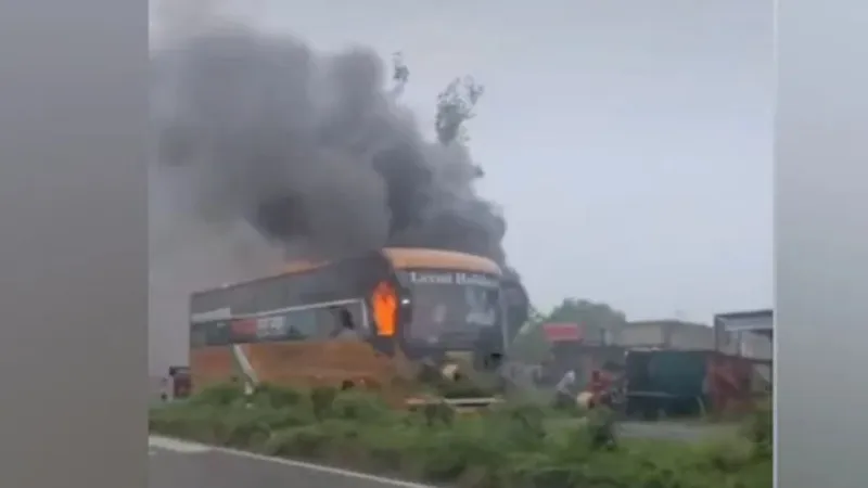 पठानकोट में मौत बनकर दौड़ी बेकाबू बस! 4 लोगों को रौंदा, गुस्साई भीड़ ने फूंक दी बस